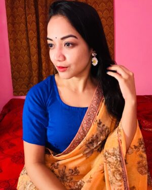 Mishti Basu Instagram - Saree and me 🔥

#realpallavibasu #sareelove #sareelover