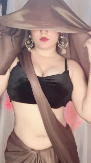 Miss Pinky Instagram - Ghunghat uthne ka wait?👀❤️

:
#reelitfeelit #explorepage✨ #fypシ