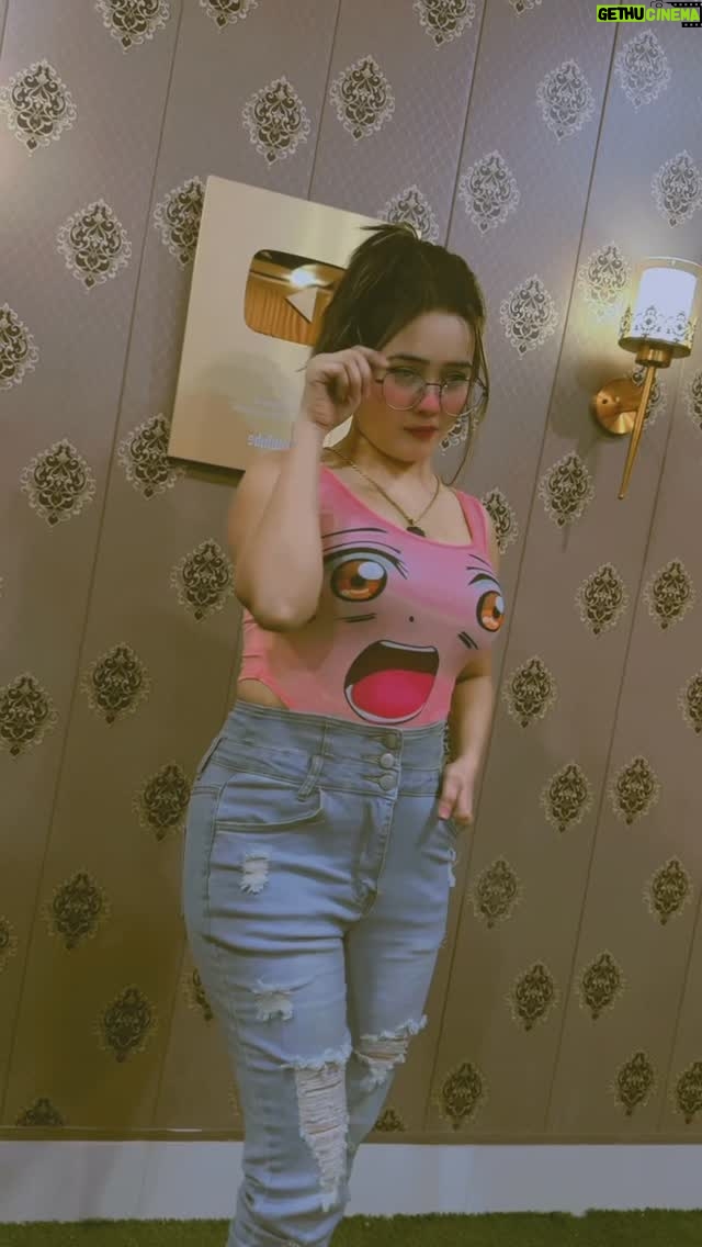 Miss Wow - 2.6K Likes -