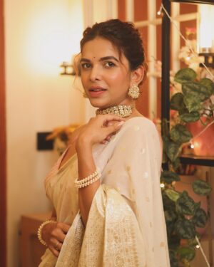 Mitali Mayekar Instagram - मराठी मुलगी on the rocks with a twist.✨😉
.
.
@shrutisbagwe 
#mitalimayekar #marathimulgi #sareelove