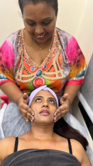 Mitali Nag Instagram - 1st day hai na, inki training nahi ho paayi ke clients ko kya batana hai aur kya nahi 😶😶😶😶 

📍 @krasaclinic 

#mitaalinag #funnyreels #indianactress #beautyparlour #facial