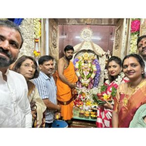 Mithali Raj Instagram - The vibrant colors, the melodious chants, and the fervent devotion — it's Bonalu day! We celebrated the festival together at the Lal Darwaza Temple, cherishing the auspicious day. Wishing all of you a very happy #Bonalu. 

#Bonalu2023 #telangana #festival #saree #family #traditional