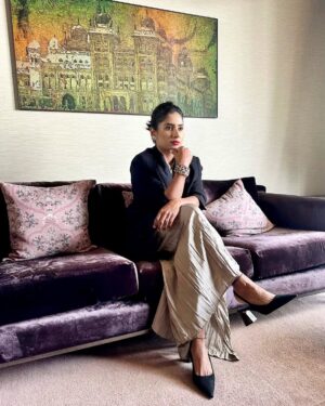 Mithali Raj Instagram - Who says you can't look fierce and fabulous at the same time? 😁

Outfit and Shoes - @zara
Styled and Managed by - @ashimash 

#outfits #ooty #style #fashion