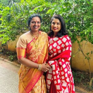 Mithali Raj Instagram - The vibrant colors, the melodious chants, and the fervent devotion — it's Bonalu day! We celebrated the festival together at the Lal Darwaza Temple, cherishing the auspicious day. Wishing all of you a very happy #Bonalu. 

#Bonalu2023 #telangana #festival #saree #family #traditional