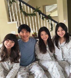 Miya Cech Instagram - tis the season, merry christmas! 🎄
