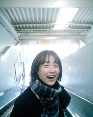 Mizuki Yamamoto Instagram - ⋆⸜☾⸝‍⋆
今城さんが、オフショットを送ってくれた(-人-)
久しぶりに会えて嬉しかった〜!
昔のコンデジで撮ってくれました！

最後は撮影の合間にカプセルトイの調査をしているところです。