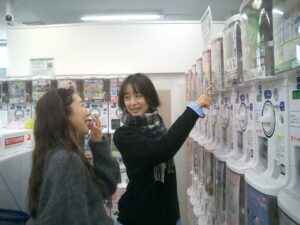 Mizuki Yamamoto Instagram - ⋆⸜☾⸝‍⋆
今城さんが、オフショットを送ってくれた(-人-)
久しぶりに会えて嬉しかった〜!
昔のコンデジで撮ってくれました！

最後は撮影の合間にカプセルトイの調査をしているところです。
