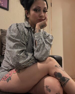 Mon Laferte Instagram - Querido 2024, gracias por todas las cosas buenas que me diste a mi y a mis seres queridos, también gracias por las enseñanzas, hubo dolores de corazón, un par de llantos y locura, pero aprendí mucho.  Este 2025 quiero ser mejor mamá, dejar de fumar, hacer yoga todos los días, hacer el mejor disco de mi vida, escribir muchos poemas, leer más libros, estar más tiempo en casa, ser mejor artista, mas creativa, mejor amiga, mejor pareja, cuidar mejor mis plantitas, preocuparme más por mi mamá, ir a Japón, tocar mejor el piano, aprenderme un poema de memoria, bailar tango, comer saludable, bajar ese par de kilitos que gané al ser mamá, contestarle el wasap a mis amigos, reír más, llorar más, no juzgarme, ser mejor amiga, aprender inglés, hacerme el skincare todos los días, soltar el TOC, bajar la ansiedad, silencio, más silencio, aprender a estar sola, cuidarme y ojalá por fin, aprender a amarme. 
les deseo mucho amor a todos, que este 2025 sea mejor. Adiós mi amor 2024, gracias.