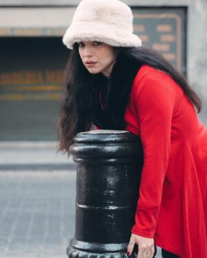 Mon Laferte Instagram - Querido 2024, gracias por todas las cosas buenas que me diste a mi y a mis seres queridos, también gracias por las enseñanzas, hubo dolores de corazón, un par de llantos y locura, pero aprendí mucho.  Este 2025 quiero ser mejor mamá, dejar de fumar, hacer yoga todos los días, hacer el mejor disco de mi vida, escribir muchos poemas, leer más libros, estar más tiempo en casa, ser mejor artista, mas creativa, mejor amiga, mejor pareja, cuidar mejor mis plantitas, preocuparme más por mi mamá, ir a Japón, tocar mejor el piano, aprenderme un poema de memoria, bailar tango, comer saludable, bajar ese par de kilitos que gané al ser mamá, contestarle el wasap a mis amigos, reír más, llorar más, no juzgarme, ser mejor amiga, aprender inglés, hacerme el skincare todos los días, soltar el TOC, bajar la ansiedad, silencio, más silencio, aprender a estar sola, cuidarme y ojalá por fin, aprender a amarme. 
les deseo mucho amor a todos, que este 2025 sea mejor. Adiós mi amor 2024, gracias.