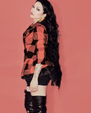 Mon Laferte Instagram - Hago este post para enviarles amor, y desearles tranquilidad en estos últimos días del año, yo estoy creando nueva música, espero pronto pueda darles nuevas noticias. 🖤

Photo @carlosvictimo 
Styling @danielfurlonggg 
Hair @biancavanzwieten 
Makeup @jimmystam_ 
Set @jilllouiseverweijen @studio.jill.linnea @linneagerrits 
Prod assistants   bts @doloresganuza @valu.uchi
🖤