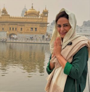 Mona Singh Instagram - Heart filled with love peace n divine blessings ❤️ Waheguru♥️🙏#gurunanakdevji #gurupurab