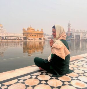 Mona Singh Instagram - Heart filled with love peace n divine blessings ❤️ Waheguru♥️🙏#gurunanakdevji #gurupurab