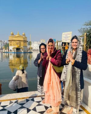 Mona Singh Instagram - Blessed ♥️♥️#waheguruji #amritsar #family #niece #sister #insta #instagood #winters #2024