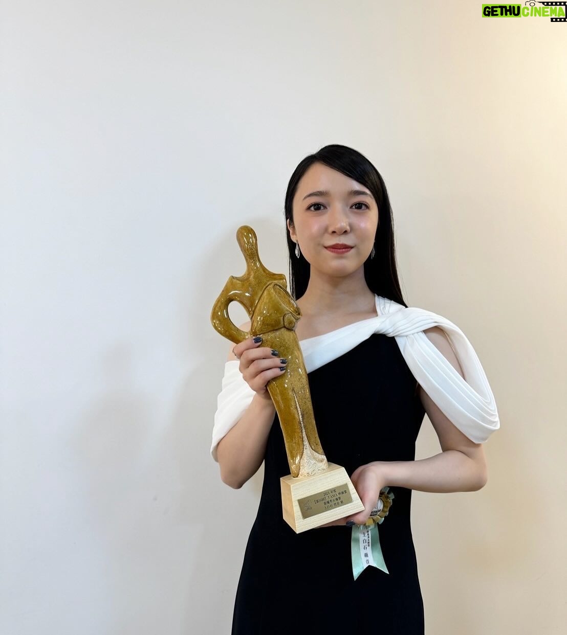 Mone Kamishiraishi - 67.1K Likes - TAMA映画祭にて「夜明けのすべて」への賞を頂戴しました。とても心のこもった温かい授賞式で、チーム皆んなでうれしいねうれしいねと喜び合いました。この日に恥じぬよう益々精進します!
