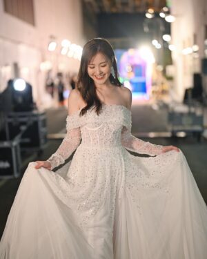 Moon Lau Instagram - 2024.11.19
感恩♥️ 又一年台慶
2013到今天，依然自我
跟隨著自己的心，一步一步走
我會繼續緊抱著自信和勇氣
謙卑而強韌的 帶著微笑去面對所有

感謝一直和我一起奮鬥和努力的同事朋友們
感謝一直支持我 為我加油的粉絲小星星們
感謝一直愛我的你們♥️

期待下一年的劇集
期待更好的 我

photo by @flowerspaceproduction @tonyleung823 
makeup by @angelashum @angelashummakeup 
assist by @mattlau_makeup 
hair by @josephairhk 
styling by @cathcheung 
gown: @armonia_bridal @somethingborrowedbridal_hk 
accessories: @apmmonaco 
heels: @shiatzychen 
n
my love @ydolemw