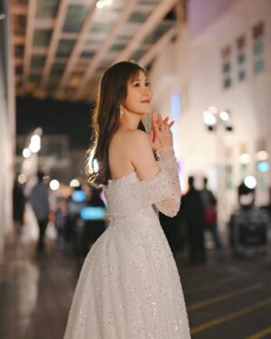 Moon Lau Instagram - 2024.11.19
感恩♥️ 又一年台慶
2013到今天，依然自我
跟隨著自己的心，一步一步走
我會繼續緊抱著自信和勇氣
謙卑而強韌的 帶著微笑去面對所有

感謝一直和我一起奮鬥和努力的同事朋友們
感謝一直支持我 為我加油的粉絲小星星們
感謝一直愛我的你們♥️

期待下一年的劇集
期待更好的 我

photo by @flowerspaceproduction @tonyleung823 
makeup by @angelashum @angelashummakeup 
assist by @mattlau_makeup 
hair by @josephairhk 
styling by @cathcheung 
gown: @armonia_bridal @somethingborrowedbridal_hk 
accessories: @apmmonaco 
heels: @shiatzychen 
n
my love @ydolemw