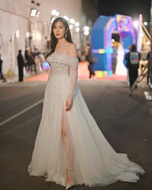 Moon Lau Instagram - 2024.11.19
感恩♥️ 又一年台慶
2013到今天，依然自我
跟隨著自己的心，一步一步走
我會繼續緊抱著自信和勇氣
謙卑而強韌的 帶著微笑去面對所有

感謝一直和我一起奮鬥和努力的同事朋友們
感謝一直支持我 為我加油的粉絲小星星們
感謝一直愛我的你們♥️

期待下一年的劇集
期待更好的 我

photo by @flowerspaceproduction @tonyleung823 
makeup by @angelashum @angelashummakeup 
assist by @mattlau_makeup 
hair by @josephairhk 
styling by @cathcheung 
gown: @armonia_bridal @somethingborrowedbridal_hk 
accessories: @apmmonaco 
heels: @shiatzychen 
n
my love @ydolemw