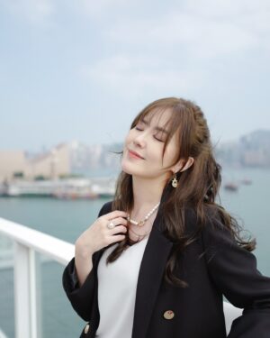 Moon Lau Instagram - 來到10月的尾聲，有些難以形容的感覺
是入秋的天氣轉變 還是成長的心理變化
還是未有確定的答案
但我知道的是 忙碌工作後的生活很充實
吃飯 睡覺 運動 看書 聊天 還是獨處
我也感恩
感恩你們愛我 感恩我愛我♥️

記一下我整呢個頭整得好開心，
然後一吹就癲婆咁😂😂😂

再記一下
我嚟緊會分享呢排睇嘅書書🥰
你哋有無好書分享我睇？😍😍😍

accessories by @artemadridofficial 🌹