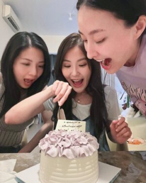 Moon Lau Instagram - 陳瀅係超叻叻大廚，咁我哋上次就無騷擾佢，
全程就負責食😂😂😂
今次呢，犀利啦，我哋有幫手整薯仔波波🤪
結果…………………
超好食😍😍😍😋😋😋😂😂😂😂😂
所以呢，下次我覺得我哋可以負責多啲嘢
例如…………………
切菜😎
@missjni @herachann

#這是攝於9月頭的貼心預祝♥️♥️♥️