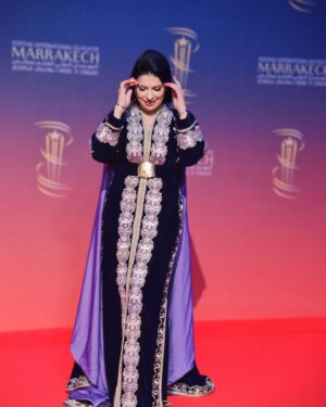 Mounia Lamkimel Instagram - @marrakechfilmfestival 
مع العمر @naamanadil 

حطيت الالبوم لي وصلني كااامل حيث ماعرفتش شنو نختار🫣 شكرا بزاااااف @tendancevision 
بغيت نقول شكرا لادارة المهرجان على حفاوة الاستقبال شكراً للاعلام المغربي على التتبع والمساندة 🇲🇦♥️
شكرا العزيزة الغالية @zor.creations  على اللبسة الهماوية لي تمتعت وانا لابساها ورغم الظروف الصحية والانشغالات إلا انك كنتي متمكنة من حرفتك ولبستيني أنا وعادل على أكمل وجه
شكرا من القلب اخويا وصديقي المتميز @halim_barakat_official لي ماكنتيق إلا فيه ولي شرف على الماكياج والشعر فوقت خرااافي وعطى نتيجة حبييييييتها😌♥️