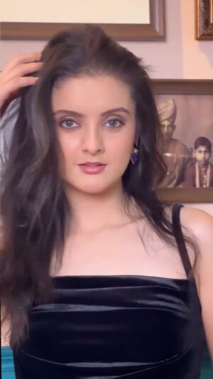 Mrinal Navell Instagram - Cinderella chose black this time🖤
HMU:- @salotpriyanka 
.
.
.
.
.
#insta #instagood #love #mrinalnavell #ootd #photography #photooftheday #fyp #reels #trending #reels 
(Trending, fyp, insta, photoshoot, photography, actor, mumbai , reels, love)