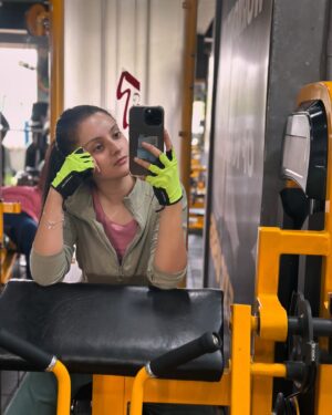 Mrinal Navell Instagram - Mai aur mere gym ka aaina,
Ek chhota sa afsaana ye bhi hai. 🤍
.
.
.
.
#workout #love #insta #mrinalnavell #fitnessmotivation #gym 
(Insta, gym, workout, motivation, trending)