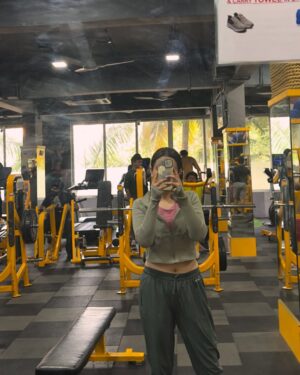 Mrinal Navell Instagram - Mai aur mere gym ka aaina,
Ek chhota sa afsaana ye bhi hai. 🤍
.
.
.
.
#workout #love #insta #mrinalnavell #fitnessmotivation #gym 
(Insta, gym, workout, motivation, trending)