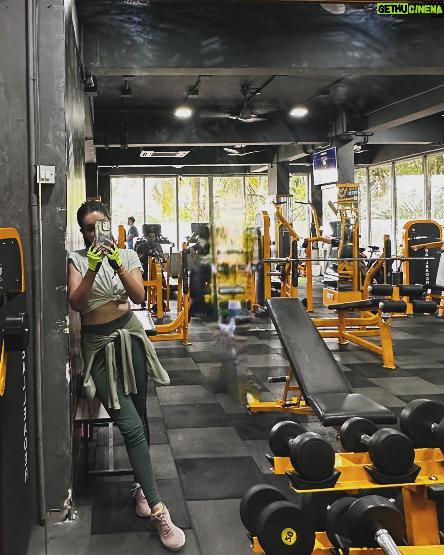 Mrinal Navell - 31.8K Likes - Mai aur mere gym ka aaina,
Ek chhota sa afsaana ye bhi hai. 🤍
.
.
.
.
#workout #love #insta #mrinalnavell #fitnessmotivation #gym
(Insta, gym, workout, motivation, trending)