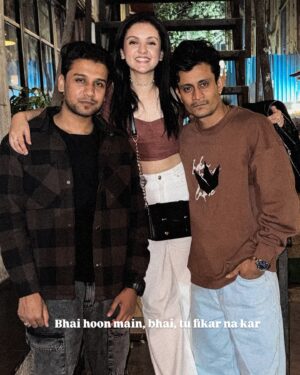 Mrinal Navell Instagram - Entering 2025 with my Bidu Log 🫶🏻
A very Happie New Year y’all 🤍
Smiles and shines for everyone ✨
#newyear
.
.
.
.
.

.

#instagood #love #insta #mrinalnavell #friends #newyear #fyp #ootd #photooftheday 
(Instant , love, fyp, ootd , , artist, trending,new year, holidays)