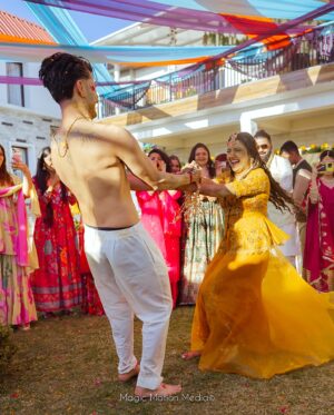 Mrunal Panchal Instagram - Haldi ke rang , khushi ke sang 💛 
.
.
.
#milgayavohi 
📸 : @magicmotionmedia