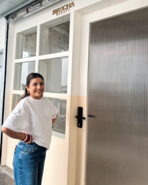 Mrunal Panchal Instagram - Can’t even believe 😭 @mruchabeauty office 🧿 our mehnat and sabr ka fal ❤️

@mruchabeauty is launching tomorrow at 11am 🥹✨
11/11 🧿