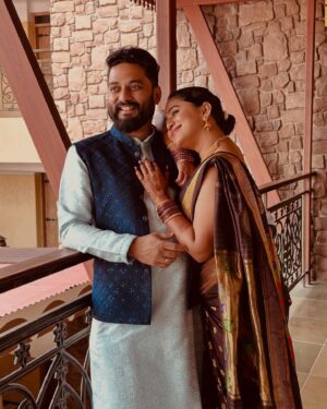 Mrunmayee Deshpande Instagram - All smiles! 
@gautamideshpandeofficial @swapnilrao11 @nishantdeshpande11 @swanandtendulkar @nishantpvt3