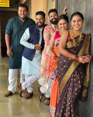 Mrunmayee Deshpande Instagram - All smiles! 
@gautamideshpandeofficial @swapnilrao11 @nishantdeshpande11 @swanandtendulkar @nishantpvt3
