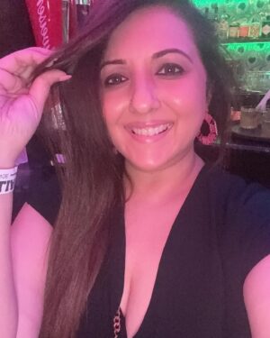 Munisha Khatwani Instagram - You cannot heal in the same environment where you got sick.. Monday vibes 🩷