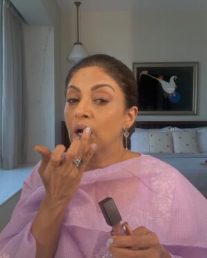 Nadhiya Instagram - Glossing up Lavender🪻😊

#lavender #selfcare #makeup #lavender #lipstick #lipgloss