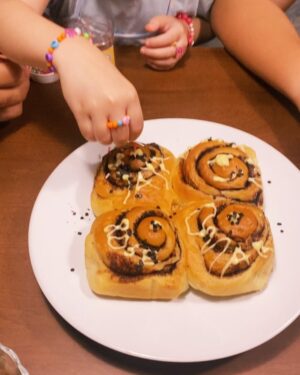 Nadiya Nisaa Instagram - Celebrating your birthday everytime New Year, my dear 🩷

Nasib sempat order cinnamon rolls from my bestie sebab kami memang penggemarnya 🩷 Let her decorate her own. Jadi semua kena patiently waiting 😁

Selamat Tahun Baru 2025 & Selamat Hari Jadi Sayangku Rose 🌹