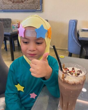 Nadiya Nisaa Instagram - BismillahimasyaAllah Aminah marked her 1st school concert today 🥹 Pemalu alahai rupanya dia. Senyum pun tak 😅 Beza betul dengan abang dia yg suka pentas 🤭 Nevertheless, thank you so much teachers for all your guidance towards our children in exposing them towards self-esteem & teamwork. We really enjoyed all of the performances ✨ 

Alhamdulillah sempat singgah di Restoran Ali Habi Nasi Arab, Cyberjaya kepunyaan sahabat jemaah haji kami. Dok tengok je sahabat2 share kelazatan makanan di sana alhamdulillah hari ini dapat merasa. 
Memang betul puas hati. Harga pun berpatutan sebab ada pakej price utk makan besar seisi keluarga. 
Abang Omar pulun Nasi Arab lah apa lagi sebelum balik asrama 👍 
Hmmm… janganlah sebut balik asrama nanti ada org ayaq mata pulak 🥹