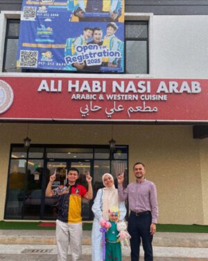 Nadiya Nisaa Instagram - BismillahimasyaAllah Aminah marked her 1st school concert today 🥹 Pemalu alahai rupanya dia. Senyum pun tak 😅 Beza betul dengan abang dia yg suka pentas 🤭 Nevertheless, thank you so much teachers for all your guidance towards our children in exposing them towards self-esteem & teamwork. We really enjoyed all of the performances ✨ 

Alhamdulillah sempat singgah di Restoran Ali Habi Nasi Arab, Cyberjaya kepunyaan sahabat jemaah haji kami. Dok tengok je sahabat2 share kelazatan makanan di sana alhamdulillah hari ini dapat merasa. 
Memang betul puas hati. Harga pun berpatutan sebab ada pakej price utk makan besar seisi keluarga. 
Abang Omar pulun Nasi Arab lah apa lagi sebelum balik asrama 👍 
Hmmm… janganlah sebut balik asrama nanti ada org ayaq mata pulak 🥹