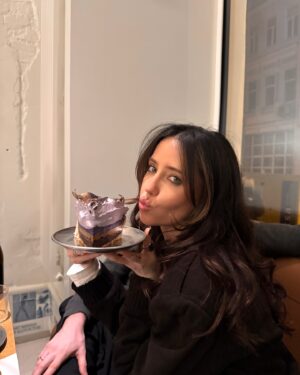 Nadya Dorofeeva Instagram - @misha_katsurin відкрив новий Китайський привіт на улюбленому Подолі . 
Мене взагалі вражає, як Міша дотискає кожну деталь, вдосконалює кожний нюанс і по-справжньому живе своїми проєктами. Дуже пишаюся тобою та радію, що ти робиш Київ прекрасніше❤️

Тепер в китайському привіті зʼявилась пекінська качечка 🔥 
Взагалі я за цей рік , хочу не хочу, а дізналася стільки всього про пекінську качку😂😂
Ніколи б не подумала, що для того, щоб її приготувати, треба стільки зусиль: починаючи від її епіляції, закінчуючи маніпуляціями зі шкіркою, щоб вона була суперсмачною. Тому ця качка з нового китайського - в моєму топі.

А ось мій топ-5: 
1. качка 
2. курка генерала Цо
3. салат «Софія» I
4. бао з куркою 
5. чизкейк 
🤤
 Зберігайте 🥰