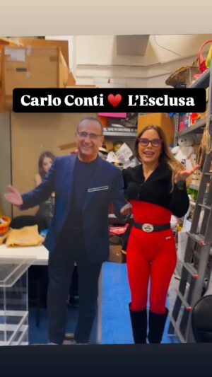Naike Rivelli Instagram - Carlo Conti @carloconti.tv rubato momentaneamente a Sanremo per parlargli dell’Italiano 🤪🤦🏻‍♀️🤣🤣🤣🤣🤣 #naikerivelli @paolaperego17 @simonaventura @sagradaefrem @debbydg_makeup @germanohr @ornellamuti @cannabis_medical_center @ornellamutihempclub @gianmarco_aimi @p.lion_official @stefano_alvino @marcotorridrummer @edoardo.pelandi