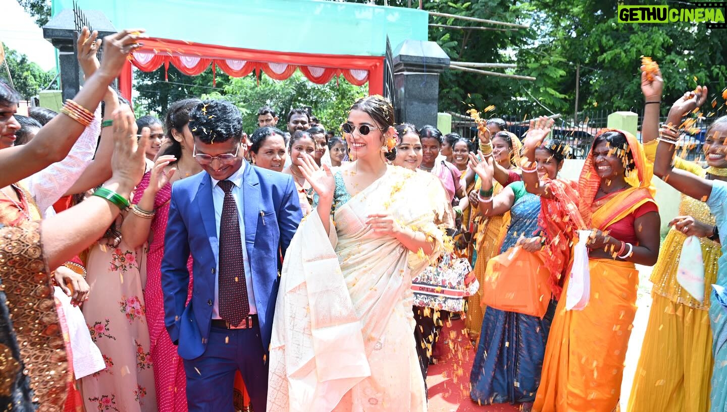 Nancy Roy - 19.4K Likes - Had no words to say what I was feeling that day it was just like a dream come true so much of love so much of gratitude “bs es din ka intezar tha”🥹 can’t express it ….but I really want to thnx “Pradeep ji”for such a honourable event….❤️
Powered by @v2fbaazar