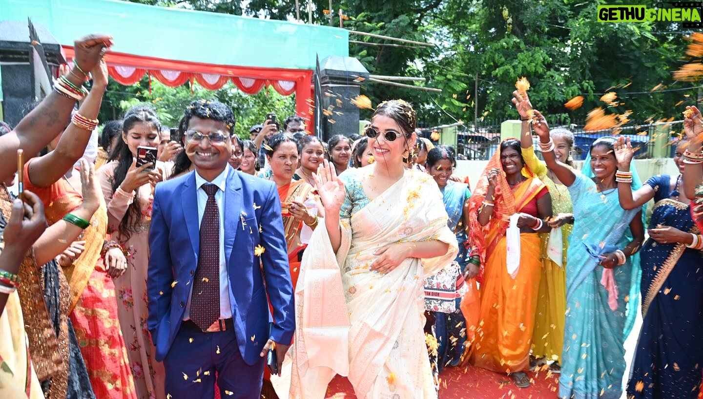 Nancy Roy - 19.4K Likes - Had no words to say what I was feeling that day it was just like a dream come true so much of love so much of gratitude “bs es din ka intezar tha”🥹 can’t express it ….but I really want to thnx “Pradeep ji”for such a honourable event….❤️
Powered by @v2fbaazar