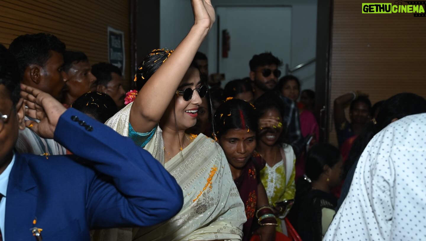 Nancy Roy - 19.4K Likes - Had no words to say what I was feeling that day it was just like a dream come true so much of love so much of gratitude “bs es din ka intezar tha”🥹 can’t express it ….but I really want to thnx “Pradeep ji”for such a honourable event….❤️
Powered by @v2fbaazar