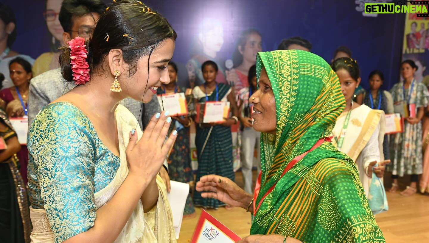 Nancy Roy - 19.4K Likes - Had no words to say what I was feeling that day it was just like a dream come true so much of love so much of gratitude “bs es din ka intezar tha”🥹 can’t express it ….but I really want to thnx “Pradeep ji”for such a honourable event….❤️
Powered by @v2fbaazar