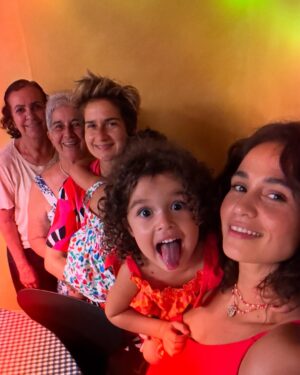 Nanda Costa Instagram - Que seja doce, alegre e próspero!
Feliz natal ❣️