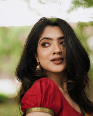 Nandana Varma Instagram - Un Kanavugalil Naan Illaiya ?

📸 : @sameeh_photography 
Styling: @_aleenaraju 
Outfit: @aneyaa.by.anagha
Mua: @anjali__makeup_artist