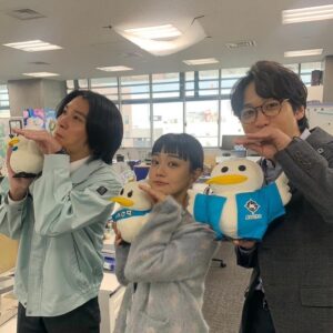 Nao Instagram - .
『あのクズを殴ってやりたいんだ』
3ヶ月間本当にありがとうございました。

練習中初めてスパーリングでパンチをもらった日、シャワーを浴びながら怖さと痛みと悔しさで泣いたのを覚えています。
ほこ美がボクシングに向き合う姿、海里への大きな愛を私の身体を通して伝えるためにやらなければならない事は沢山あるのに、追いついていないんじゃないかと不安になる日もありました。
でも、いつも現場に行くと支えてくれる皆がいました。
皆といると心から笑顔になれて、力が湧いてきて、強くなれました。
お一人お一人にどれだけ支えられたかを綴ると本にできちゃうくらい。
共演者の皆様、スタッフの皆様、そして応援してくださった視聴者の皆様、本当にありがとうございました😌
いつかまた皆とどこかで会えることを願って🥊

#あのクズを殴ってやりたいんだ！
#あのクズが大好きだ！