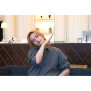 Nao Instagram - .
『あのクズを殴ってやりたいんだ』
3ヶ月間本当にありがとうございました。

練習中初めてスパーリングでパンチをもらった日、シャワーを浴びながら怖さと痛みと悔しさで泣いたのを覚えています。
ほこ美がボクシングに向き合う姿、海里への大きな愛を私の身体を通して伝えるためにやらなければならない事は沢山あるのに、追いついていないんじゃないかと不安になる日もありました。
でも、いつも現場に行くと支えてくれる皆がいました。
皆といると心から笑顔になれて、力が湧いてきて、強くなれました。
お一人お一人にどれだけ支えられたかを綴ると本にできちゃうくらい。
共演者の皆様、スタッフの皆様、そして応援してくださった視聴者の皆様、本当にありがとうございました😌
いつかまた皆とどこかで会えることを願って🥊

#あのクズを殴ってやりたいんだ！
#あのクズが大好きだ！