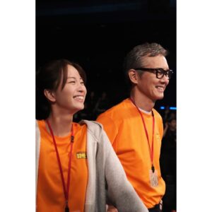 Nao Instagram - .
『あのクズを殴ってやりたいんだ』
3ヶ月間本当にありがとうございました。

練習中初めてスパーリングでパンチをもらった日、シャワーを浴びながら怖さと痛みと悔しさで泣いたのを覚えています。
ほこ美がボクシングに向き合う姿、海里への大きな愛を私の身体を通して伝えるためにやらなければならない事は沢山あるのに、追いついていないんじゃないかと不安になる日もありました。
でも、いつも現場に行くと支えてくれる皆がいました。
皆といると心から笑顔になれて、力が湧いてきて、強くなれました。
お一人お一人にどれだけ支えられたかを綴ると本にできちゃうくらい。
共演者の皆様、スタッフの皆様、そして応援してくださった視聴者の皆様、本当にありがとうございました😌
いつかまた皆とどこかで会えることを願って🥊

#あのクズを殴ってやりたいんだ！
#あのクズが大好きだ！