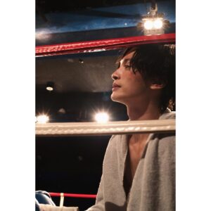 Nao Instagram - .
『あのクズを殴ってやりたいんだ』
3ヶ月間本当にありがとうございました。

練習中初めてスパーリングでパンチをもらった日、シャワーを浴びながら怖さと痛みと悔しさで泣いたのを覚えています。
ほこ美がボクシングに向き合う姿、海里への大きな愛を私の身体を通して伝えるためにやらなければならない事は沢山あるのに、追いついていないんじゃないかと不安になる日もありました。
でも、いつも現場に行くと支えてくれる皆がいました。
皆といると心から笑顔になれて、力が湧いてきて、強くなれました。
お一人お一人にどれだけ支えられたかを綴ると本にできちゃうくらい。
共演者の皆様、スタッフの皆様、そして応援してくださった視聴者の皆様、本当にありがとうございました😌
いつかまた皆とどこかで会えることを願って🥊

#あのクズを殴ってやりたいんだ！
#あのクズが大好きだ！